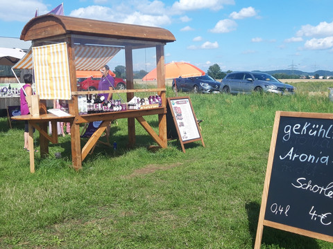 Verkaufsstand mit Ausschank und Aroniaprodukten