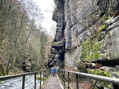 Steg an der Ruine des ehemaligen Copitzer Elektrizitätswerks im Liebethaler Grund