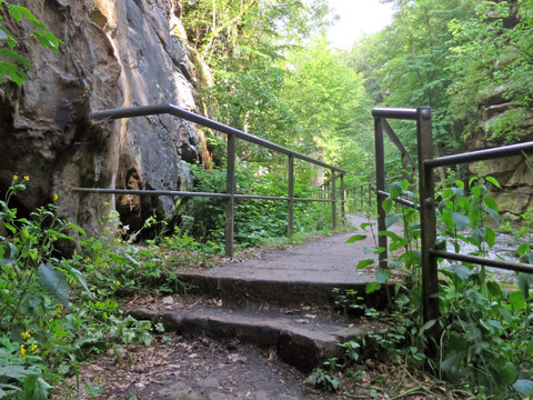 Zugang zum Steg über den Graben des ehemaligen Copitzer Elektrizitätswerks im Liebethaler Grund
