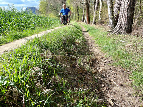 Schwieriger Wanderwegabschnitt am Feldrand