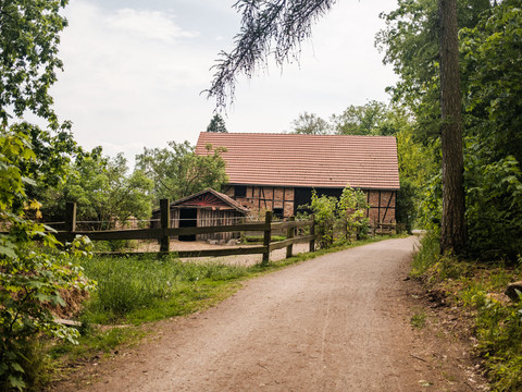 Historisches Gebäude am Wegesrand bei Moritzburg
