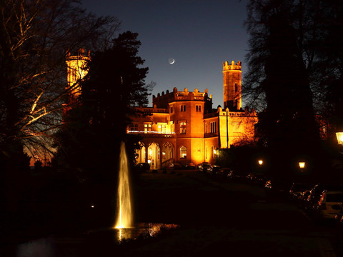 Aussenansicht vom Park zum Schloss