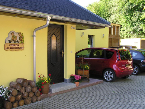 Haupeingang mit Parkplatz Pension Am Zechengrund