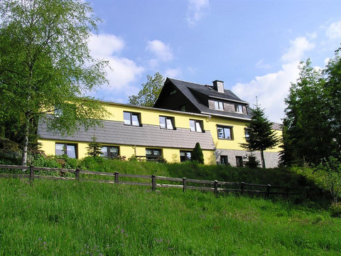 Außenansicht im Sommer