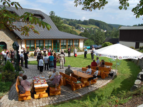 Biergarten vor dem Hotel