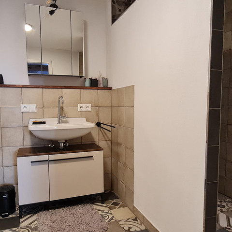 Badezimmer mit WC und Dusche