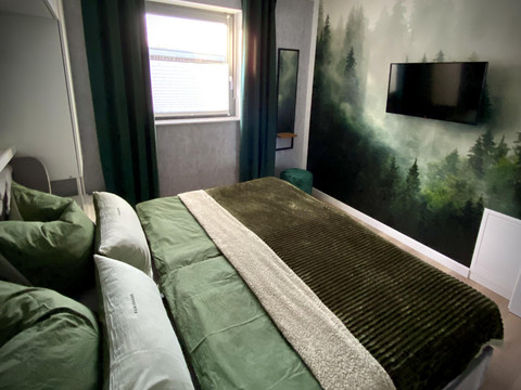 Gemütliches Schlafzimmer mit Doppelbett