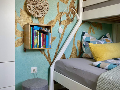 Zweites Schlafzimmer mit Bücherregal