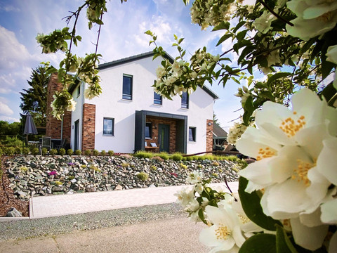 Blick auf Parkplatz und Eingang