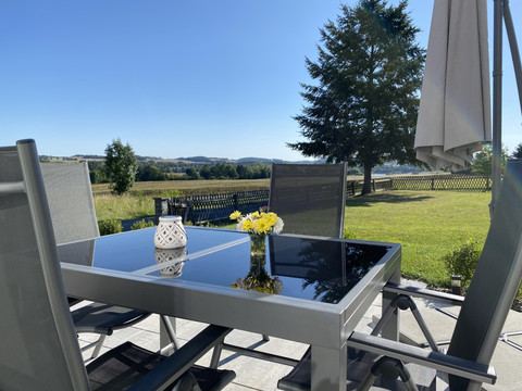 Terrasse mit Gartenzugang und Aussicht