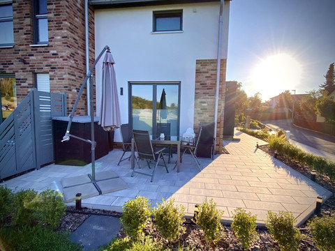 Große Terrasse mit Gartenmöbel und Grill