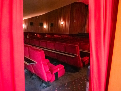 Filmpalast: Kinosaal Blick in den Kinosaal mit rotgepolsterten Sitzreihen