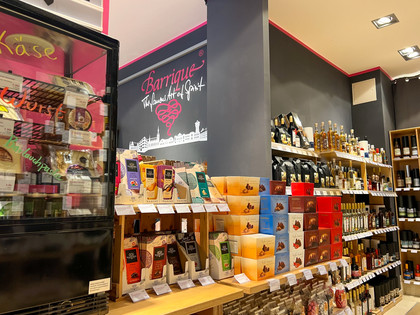 Barrique Verkaufsregale mit vielen verschiedenen Pralinen und Schokoladen. Auf der Wand im Hintergrund steht "Barrique The famous Art of Spirit"