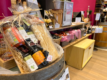 Barrique Pasta, Soße und verschiedene Öle als Präsent verpackt.