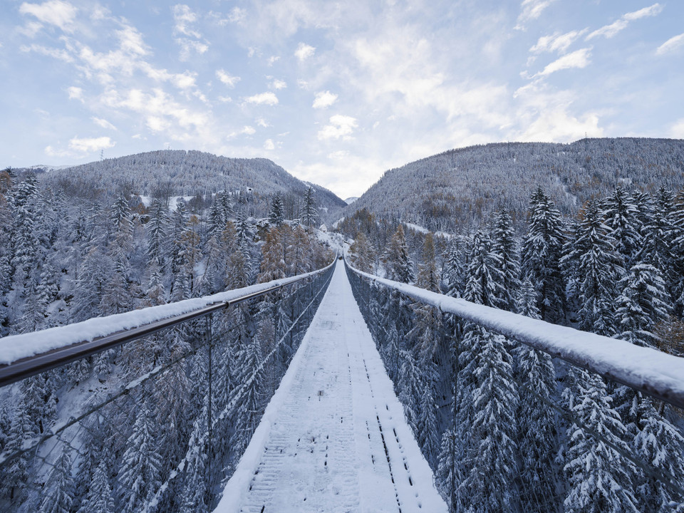 Goms Bridge in einer verschneiten Winterlandschaft Goms Bridge in einer verschneiten Winterlandschaft