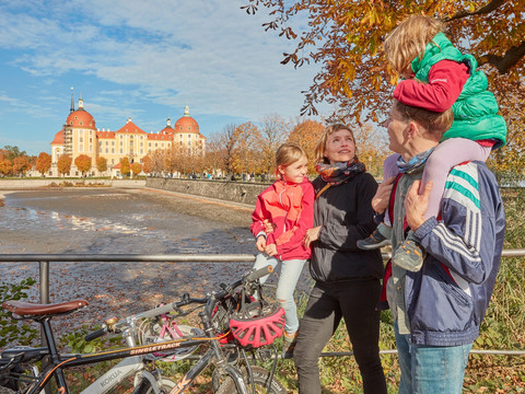 Familie vor dem Schloss Moritzburg