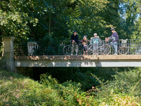 Familie auf der Röderbrücke im Stadtpark Großenhain