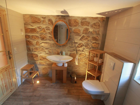 7 Bad EG Sandsteinwand