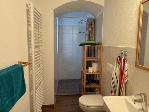 Bad mit Fußbodenheizung und Regendusche