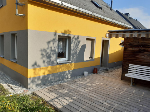 Rückansicht mit Terrasse