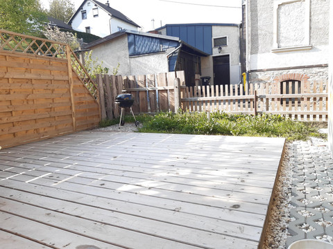 Terrasse mit Grillecke , Gartenmöbel vorhanden