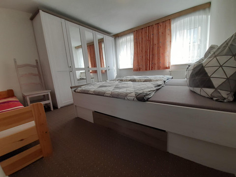 Schlafzimmer 1