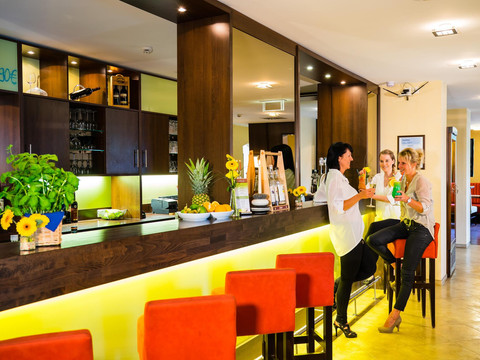 Bar & Lounge