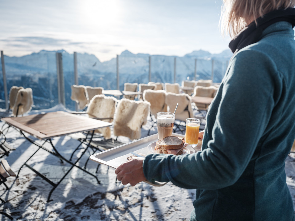 Alpenlodge Frühstück draussen