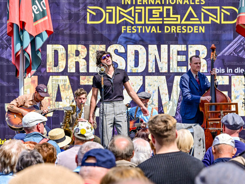 A band plays live jazz on the Dresden Jazz Mile in front of a packed audience.