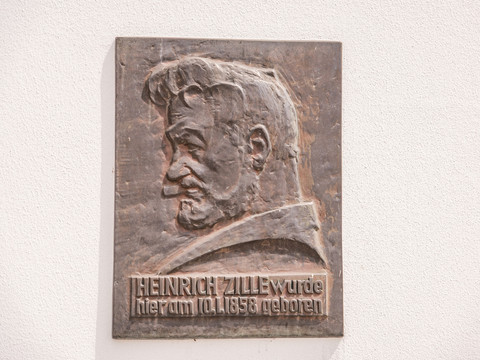 Am Geburtshaus von Heinrich Zille