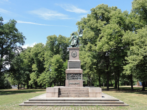 2880px-Soviet_victory_monument_Dresden_2.jpg