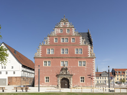 Zeughaus-Wolfenbuettel.jpg Markantes rosafarbenes Steinhaus mit auffällig verziertem GiebelStriking pink stone house with strikingly decorated gableMarkant pinkfarvet stenhus med markant dekoreret gavlOpvallend roze-gekleurd stenen huis met opvallend versierde gevel
