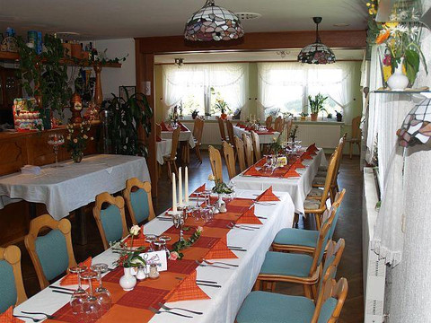 Gaststube mit festlich gedeckter Tafel