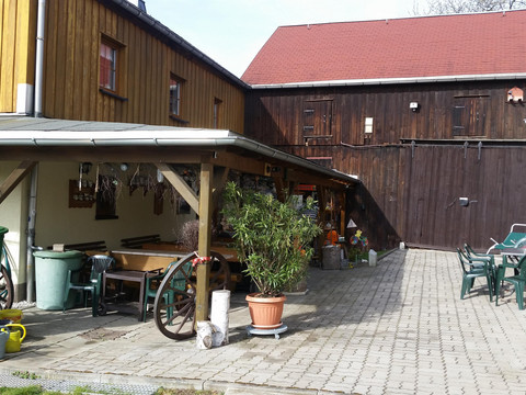 Sitzgelegenheit im Hof