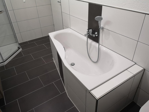 Modernes Bad mit Wanne, Dusche und WC