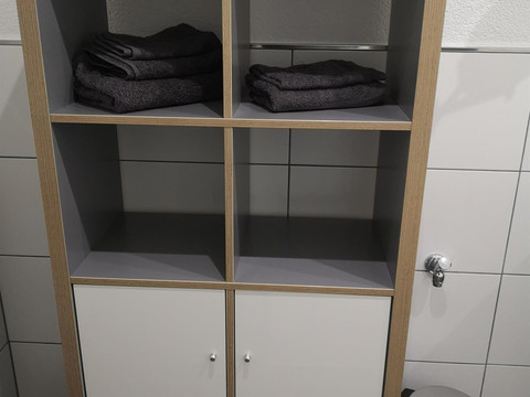 Modernes Bad mit Wanne, Dusche und WC