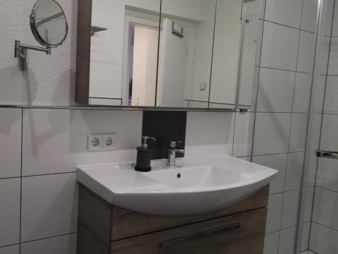 Modernes Bad mit Wanne, Dusche und WC