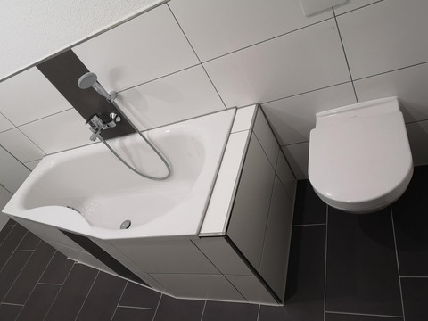 Modernes Bad mit Wanne, Dusche und WC