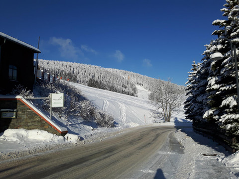 Blick vom Haus auf die Piste