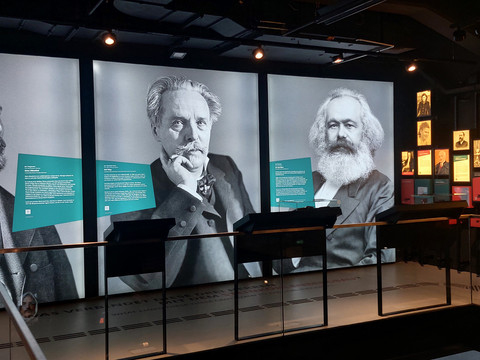 Ausstellung über drei historische Persönlichkeiten mit großformatigen Schwarz-Weiß-Porträts.Exhibition about three historical personalities with large-format black and white portraits.Výstava o třech historických osobnostech s velkoformátovými černobílými portréty.Wystawa poświęcona trzem historycznym osobistościom z wielkoformatowymi czarno-białymi portretami.Tentoonstelling over drie historische persoonlijkheden met zwart-witportretten op groot formaat.Mostra su tre personaggi storici con ritratti in bianco e nero di grande formato.