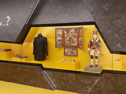 Ausstellungsstück in der KohleWelt, zeigt historische Uniform, Gemälde und Bergbauartefakte.exhibit in the KohleWelt, displays historical uniforms, paintings and mining artifacts.výstava v KohleWelt, kde jsou vystaveny historické uniformy, obrazy a hornické artefakty.Wystawa w KohleWelt prezentuje historyczne mundury, obrazy i artefakty górnicze.tentoonstelling in de KohleWelt, toont historische uniformen, schilderijen en mijnbouwvoorwerpen.nel KohleWelt, espone uniformi storiche, dipinti e manufatti minerari.