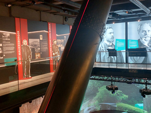 Ausstellung über Bergbauhistorie mit großen Porträts historischer Persönlichkeiten.Exhibition on mining history with large portraits of historical personalities.Výstava o historii hornictví s velkými portréty historických osobností.Wystawa poświęcona historii górnictwa z dużymi portretami postaci historycznych.Tentoonstelling over mijnbouwgeschiedenis met grote portretten van historische persoonlijkheden.Mostra sulla storia mineraria con grandi ritratti di personaggi storici.