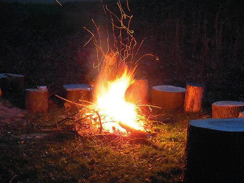 Abends am Lagerfeuer