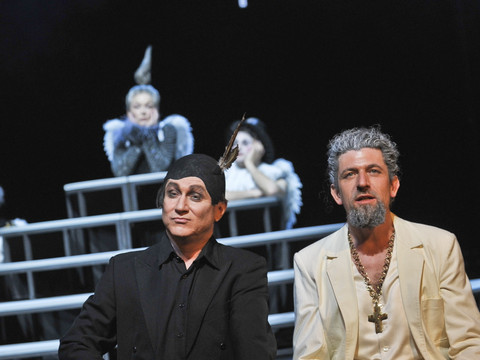 Faust-Der Tragoedie Erster Teil_Presse©Hans-Ludwig Böhme.jpg Schauspieler auf der Bühne, verkörpern Mephisto und Faust; dramatische Theaterkulisse.