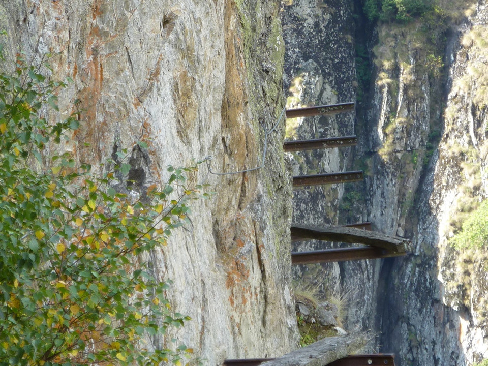Alte Wasserleitung - Wanderung von der Riederalp über die Knebelbrücke nach Blatten