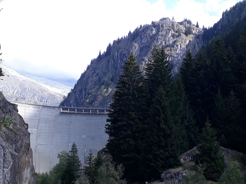 Gebidum Staumauer - Wanderung von der Riederalp über die Knebelbrücke nach Blatten