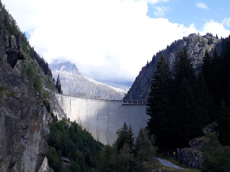 Gebidum Staumauer - Wanderung von der Riederalp über die Knebelbrücke nach Blatten