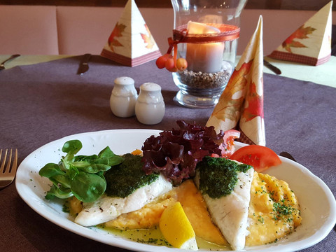 Zanderfilet mit Wildkräutern an Kürbispüree