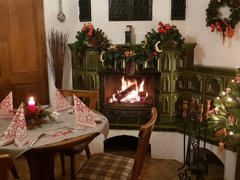 Kaminstube im Winter