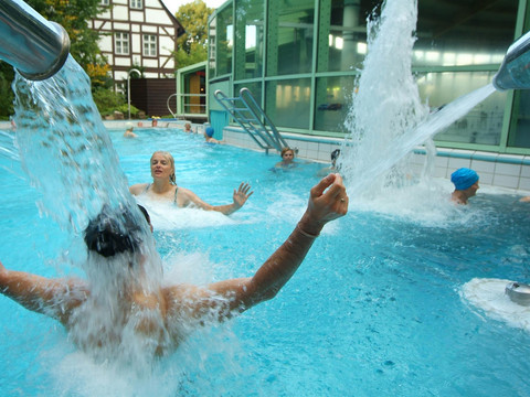 Sprudelattraktionen im Außenbecken